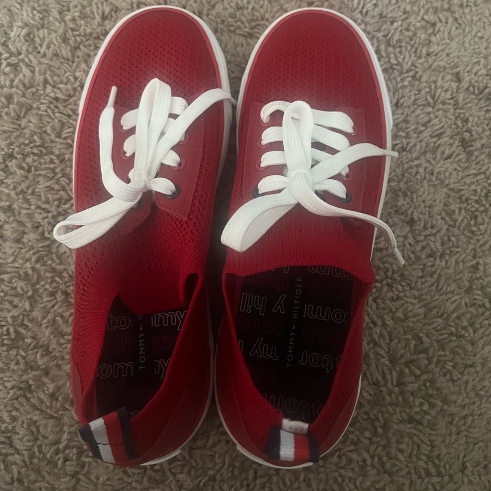 Tennis shoes